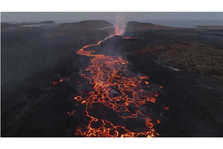 Glühende Lava strömt aus einem Vulkan in Grindavik auf Island.