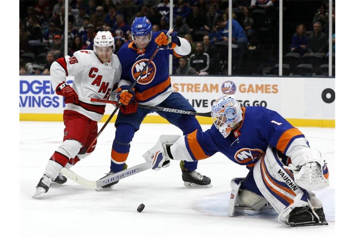 NHL: Kahuns Treffer reicht nicht - Draisaitl siegt Goalie Thomas Greiss verlor mit den New York Islanders. Foto: Jim Mcisaac/FRE170481/dpa