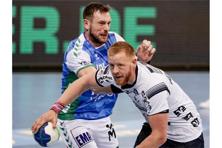 Göppingens Jacob Bagersted (l) und Flensburgs Jim Gottfridsson kämpfen um den Ball. Foto: Axel Heimken/dpa/Archivbild