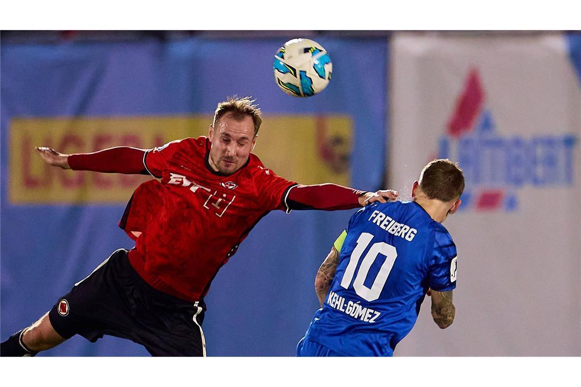 Göppingens Mittelfeldstratege Tim Schraml  (li.) glich zum 1:1 aus –  am Ende gewann der SGV Freiberg mit 2:1.   
Foto: IMAGO/Eibner-Pressefoto/Gerald Oelze-d