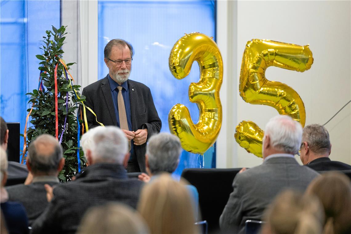 Goldene Luftballons symbolisieren die 35 Jahre, in denen Heinz Franke den Verein Kinder- und Jugendhilfe in Backnang ehrenamtlich geleitet hat. Foto: Alexander Becher