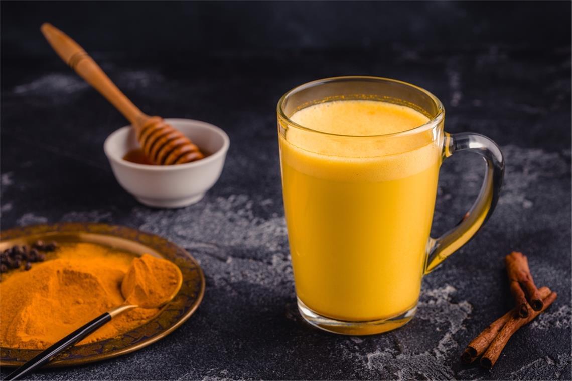 Goldene Milch oder Kurkuma Latte: Gesunder Drink im Trend