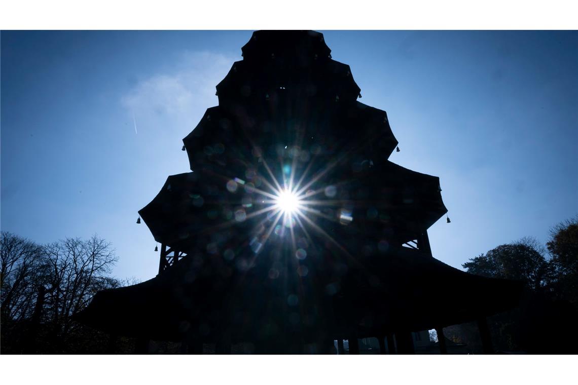 Goldener Oktober: Die Sonne scheint durch die Pagode des Chinesischen Turms in München.