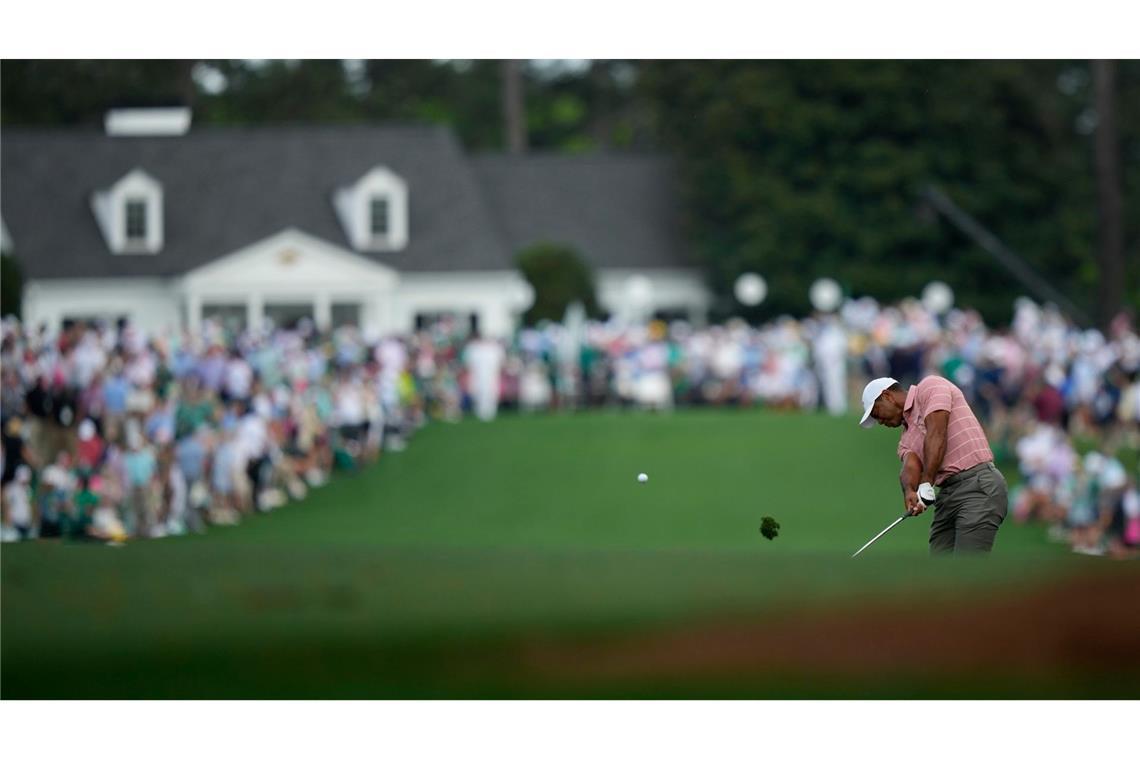 Golf: Tiger Woods schlägt beim 88. Masters in Augusta am ersten Loch vom Fairway ab.