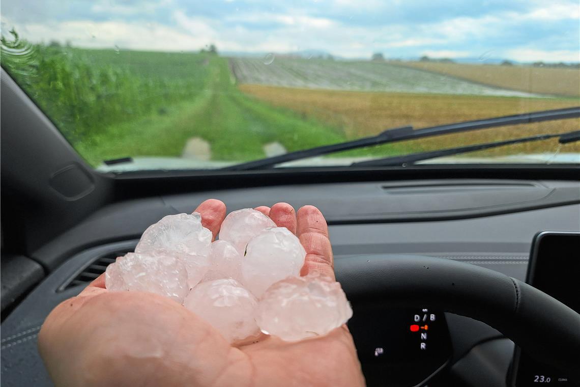 Golfballgroße Hagelkörner gingen Mitte Juli über dem Weissacher Tal nieder. Foto: privat