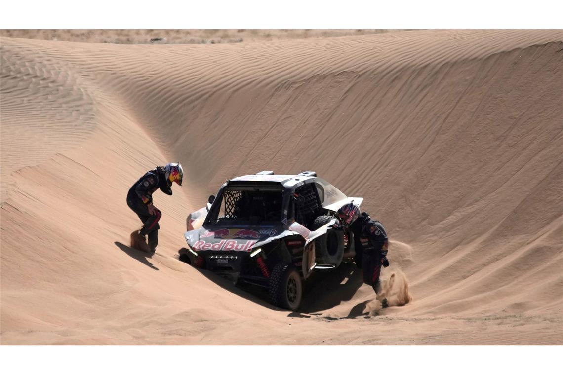 Goncalo Gurreiro und Beifahrer Cadu Sachs sind bei der Rallye Dakar im Wüstensand steckengeblieben.