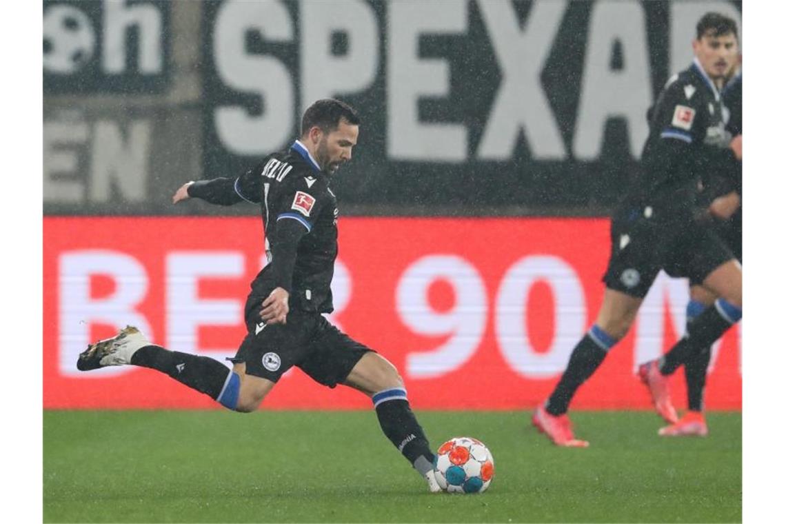 Castro meldet sich zurück: Bielefeld wendet Rückschlag ab Gonzalo Castro erzielte einen sehenswerten Treffer zum 2:2 (1:1)-Endstand. Foto: Friso Gentsch/dpa