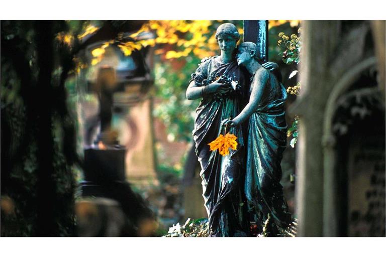 Grabskulptur auf dem Alten Südfriedhof in München.