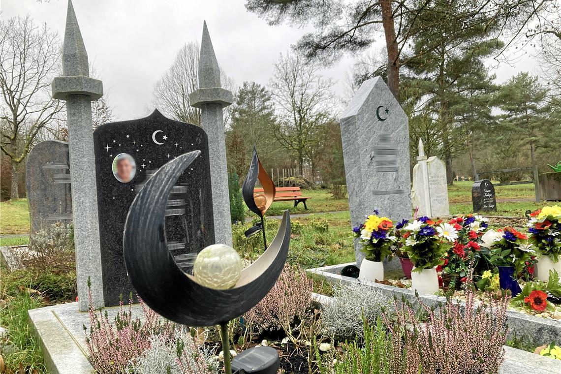 Grabsteine mit Halbmonden und Minaretten findet man auf dem muslimischen Gräberfeld des Backnanger Waldfriedhofs. Seit 2003 sind hier rund 40 Verstorbene beigesetzt worden, die Nachfrage ist in den vergangenen Jahren gestiegen.Foto: Kornelius Fritz