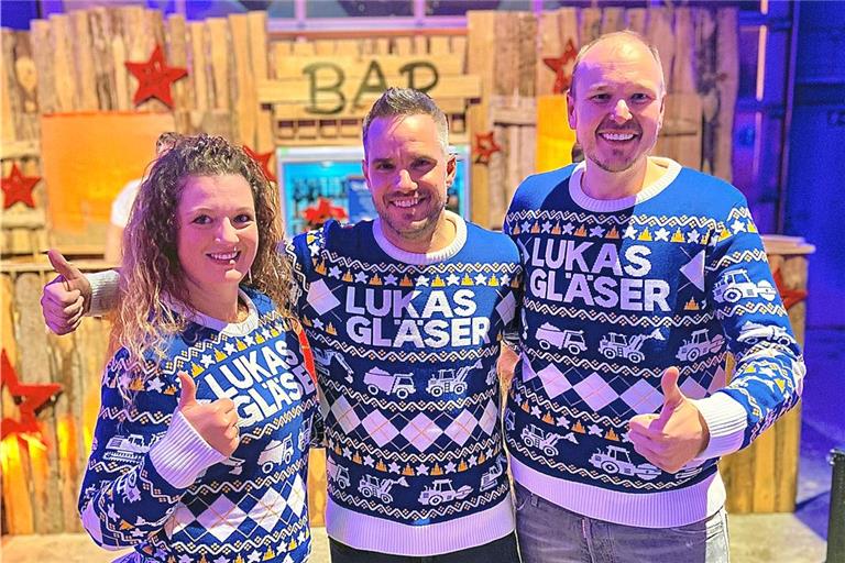 Gracia-Patricia Kronmüller, Christoph Kübler und Cersten Pfisterer (von links) freuen sich über ihr Weihnachtsgeschenk: Lukas-Gläser-Pullover im Ugly-Trend. Foto: Alexander Hornauer