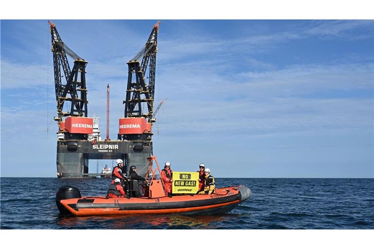 Greenpeace-Aktivisten blockieren weiter die Installation einer Bohrplattform nahe Borkum und Schiermonnikoog.