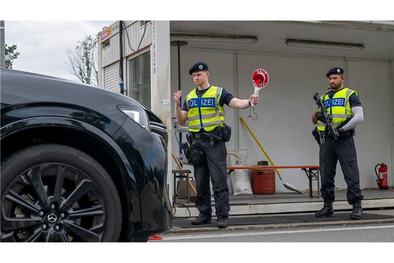 Grenzkontrollen der Bundespolizei am Grenzübergang der Autobahn A8 zwischen Österreich und Deutschland nahe Salzburg (Archivbild)