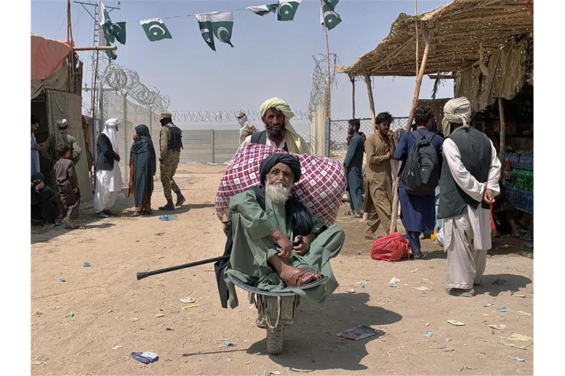 100 Millionen Euro für Flüchtlinge - Hubschrauber nach Kabul Grenzverkehr zwischen Afghanistan und Pakistan am Übergang in Chaman. Die Bundesregierung will Flüchtlinge innerhalb Afghanistans und in den Nachbarstaaten mit humanitärer Hilfe in Millionenhöhe unterstützen. Foto: Uncredited/AP/dpa