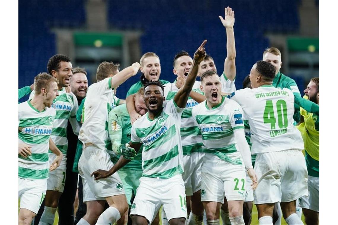 Pokal-Lichtblick für Schalke - Hoffenheim und Union raus Greuther Fürth konnte sich im Elfmeterschießen in Hoffenheim durchsetzen. Foto: Uwe Anspach/dpa