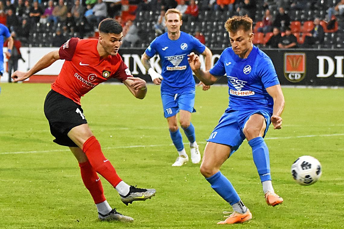 Großaspachs Mert Tasdelen (links) gehört zu den Aktivposten im linken Mittelfeld und steuert ein Tor zum 2:0-Erfolg bei. Foto: Tobias Sellmaier