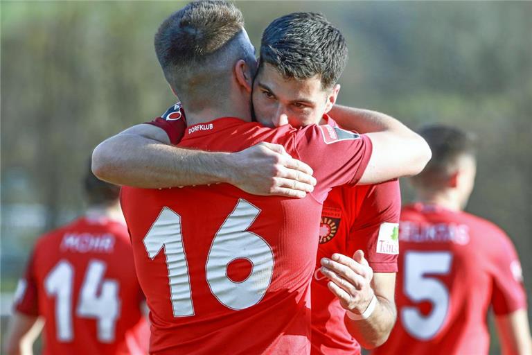 Großaspachs Torschützen unter sich: Marius Kunde (Nummer 16) erzielt das 1:0, Mert Tasdelen trifft zum siegbringenden 2:1. Foto: Peter Schlipf