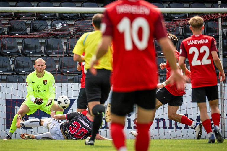 Großaspachs Torwart Maximilian Reule rettet seinem Team mit einer Glanztat in der Nachspielzeit den einen Punkt. Foto: Alexander Becher