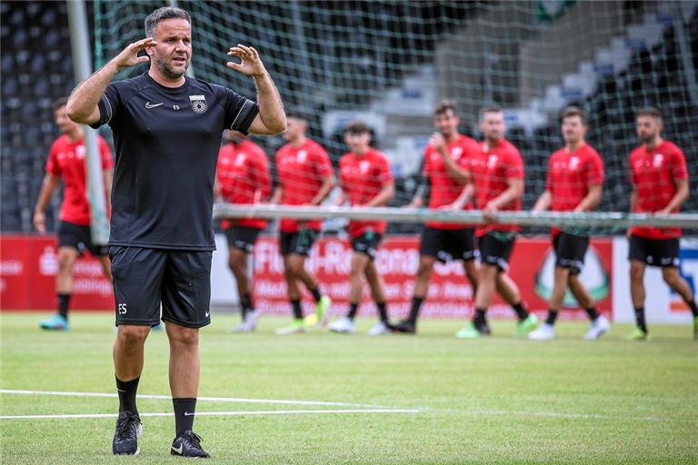 Großaspachs Trainer Evangelos Sbonias hat noch viel Arbeit mit seiner Mannschaft vor sich. Foto: Alexander Becher