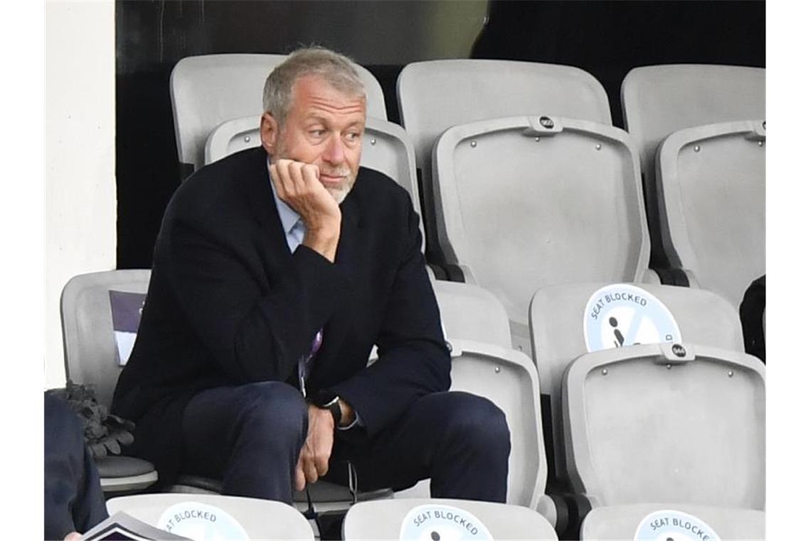Sanktionen gegen Abramowitsch treffen Chelsea hart Großbritannien hat Sanktionen gegen Chelsea-Inhaber Roman Abramowitsch verhängt. Foto: Martin Meissner/AP/dpa