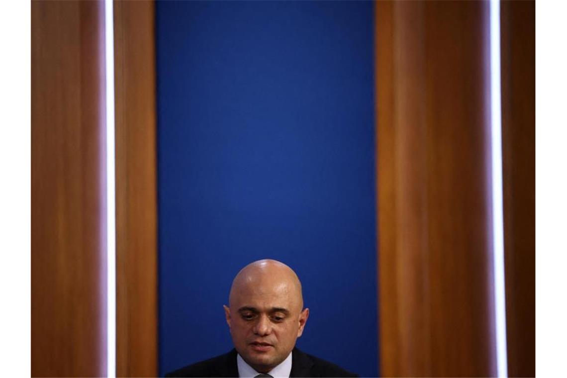 London: Doch keine Impfpflicht für Pflegekräfte? Großbritanniens Gesundheitsminister Sajid Javid will die Impfpflicht-Pläne überprüfen. Foto: Henry Nicholls/PA Wire/dpa