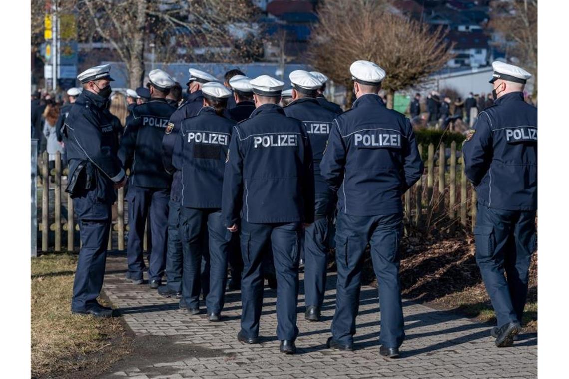 Hunderte trauern um getöteten Polizisten Große Anteilnehme bei der Beisetzung des erschossenen Polizeikommissars in Freisen. Foto: Harald Tittel/dpa