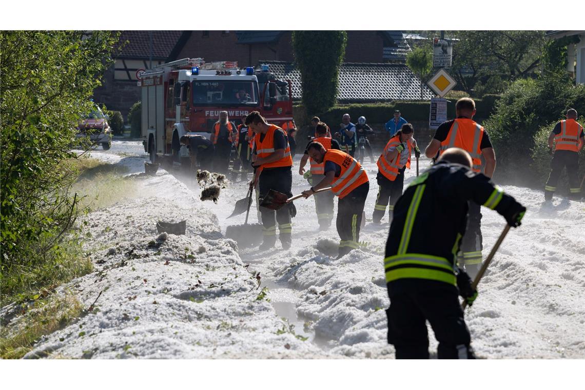 Große Mengen Hagelkörner können wie Schnee im Sommer aussehen. (Archivbild)