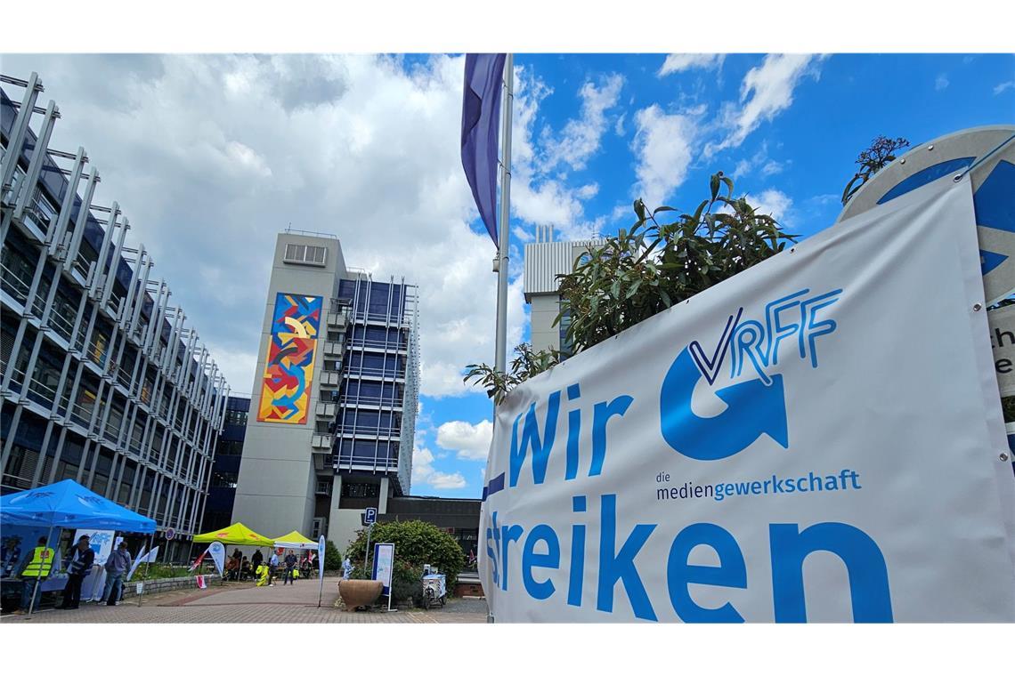 Große Plakatwände machen den Streik vor dem SWR-Gebäude in Stuttgart offensichtlich.