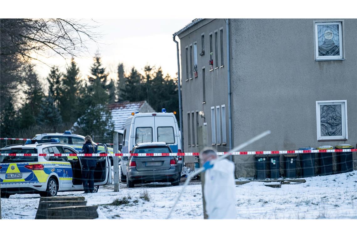 Großeinsatz in einem kleinen Dorf in der Uckermark: Die Polizei muss ein Gewaltverbrechen aufklären.