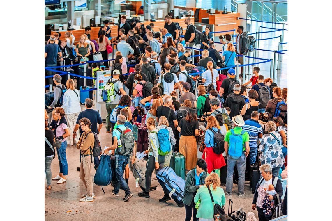 Großer Andrang zur Reisezeit am Stuttgarter Flughafen