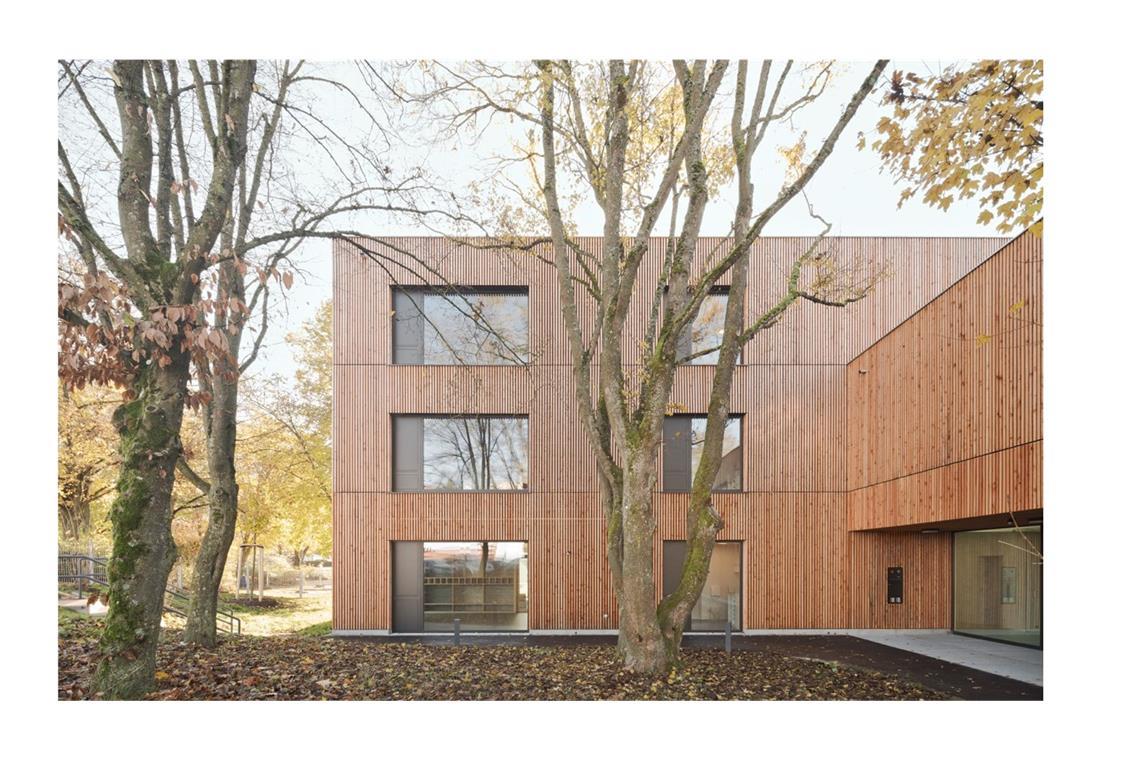 Großer Hugo für  die mehrstöckige Kita zwischen Bäumen vom Stuttgarter Büro Franke Seiffert Architekten   in Böblingen. Der alte Baumbestand blieb beim Neubau erhalten. Die Fassade besteht aus heimischer Lärche.