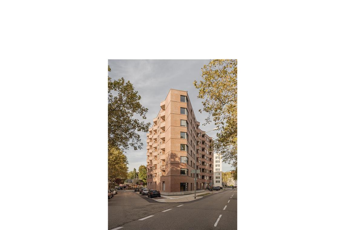 Großer Hugo: Wohnbauprojekt Rennwegdreieck. Das Quartier im Haus, Freiburg im Breisgau vom Schweizer Architekturbüro Bachelard Wagner Architekten, Bauherrschaft ist die  Freiburger Stadtbau GmbH. Die Jury befindet: „Eine Verkehrsinsel zwischen drei Straßen als urbane Baulandreserve zu erschließen, ist ein eminent zukunftsweisendes Thema.“