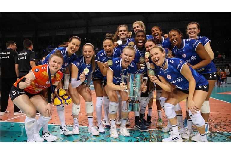 Großer Jubel bei den Volleyballerinnen von Allianz MTV Stuttgart über den Sieg im Supercup.