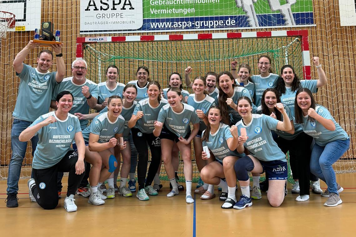 Großer Jubel nach dem Aufstieg: Die Handballerinnen der SG Weissach im Tal kehren ins Oberhaus des Bezirks zurück. Foto: privat