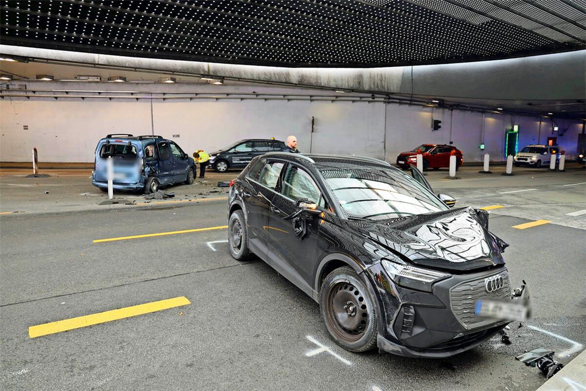 Großer Sachschaden bei dem Unfall im Schwanenplatztunnel.