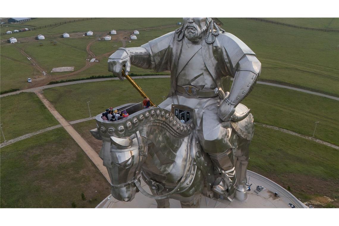 Großes Reiterstandbild in der Mongolei: Touristen klettern auf die 40 Meter hohe Statue von Dschingis Khan.