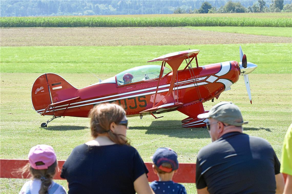 Großes Zuschauerinteresse beim großen Flugplatzfest in Backnang-Heiningen am Sam...