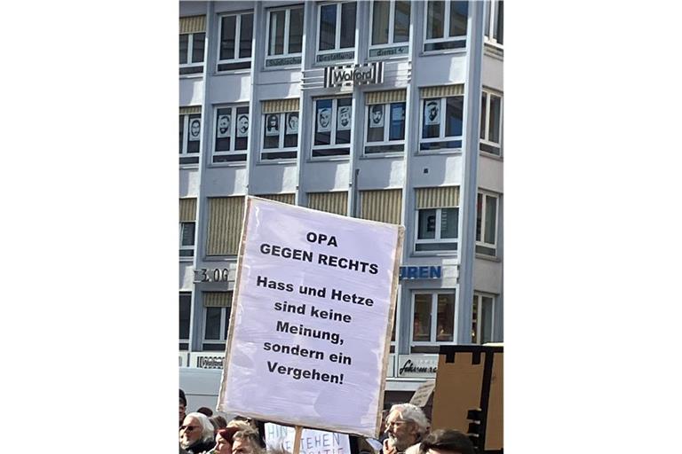 Gruppen wie „Omas gegen rechts“ sind auf zahlreichen Demos zu sehen, so zum Beispiel im Februar in Stuttgart. Foto: Simone Schneider-Seebeck