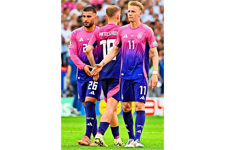 Gruppenbild auf dem Fußballplatz: die  VfB-Spieler Deniz Undav, Maximilian Mittelstädt und Chris Führich (von li.) bei der Heim-EM im Sommer im Nationaltrikot