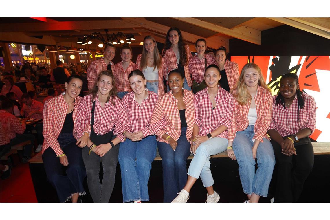 Gruppenbild im Festzelt – die Bundesligavolleyballerinnen mit Topspielerin Krystal Rivers (re.).