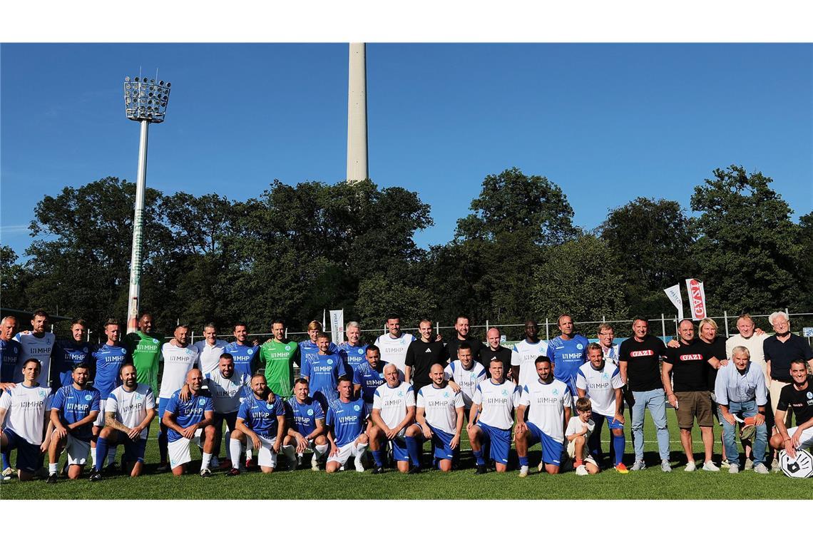 Gruppenbild nach dem Spiel der Traditionsmannschaft