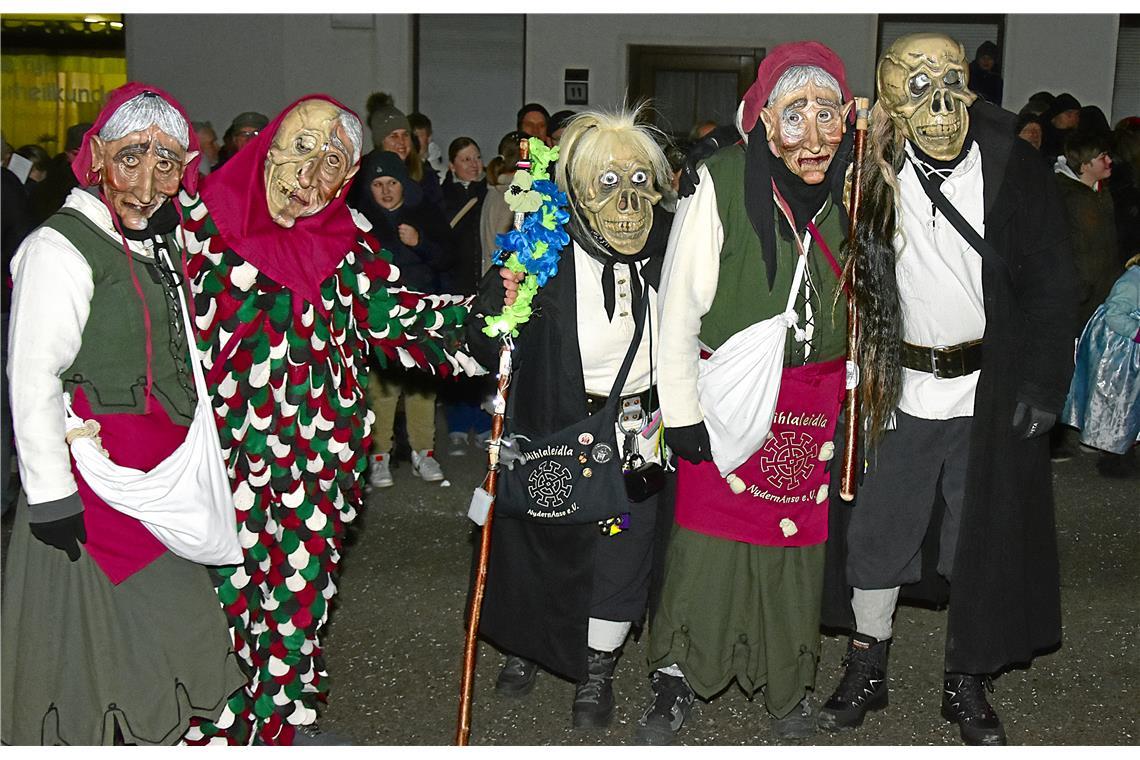 Gruselige Gestalten schleichen sich durch Auenwald beim Nachtumzug. Tolle Stimmu...