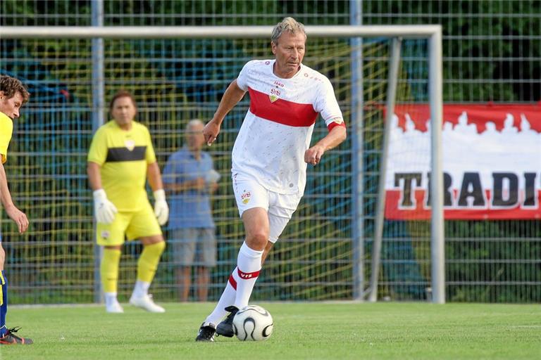 Guido Buchwald wird seinem Spitznamen „Diego“, der ihm auf dem Weg zum Weltmeistertitel 1990 verpasst wurde, auch mit 63 Jahren noch gerecht. Er spielt im Trikot der VfB-Traditionself, die morgen nach Backnang kommt, einen gepflegten Ball. Foto: Baumann