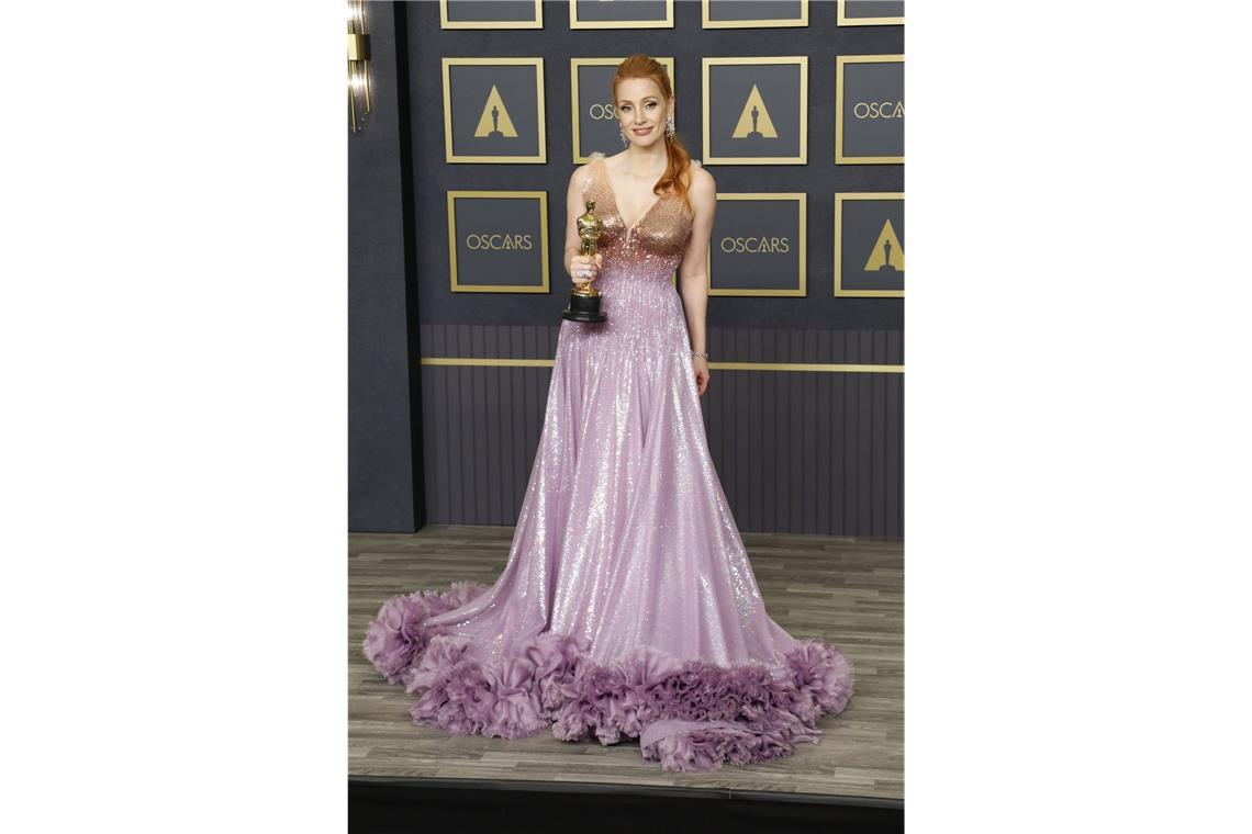 Gut, dass Jessica Chastain 2022 den Oscar als beste Hauptdarstellerin bekam – ihr Gucci-Kleid war nämlich weniger preisverdächtig. Es ging oben in Gold gut los, verlor sich dann aber in einem fliederfarbenen Rock, dessen Bordüre irgendwie an die Frisur von Sesamstraßen-Tiffy erinnert.