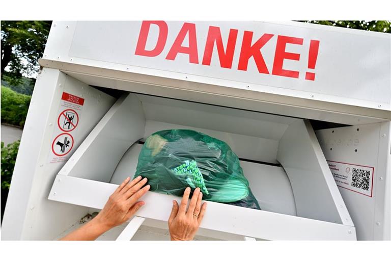 Gut erhaltene Kleidung muss in den Altkleidercontainer.