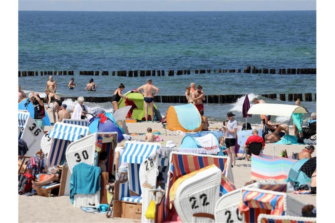Deutschland-Tourismus noch nicht über den Berg Gut gefüllt ist der Ostseestrand vor dem Yachthafen in Kühlungsborn. Doch die Maßnahmen in der Corona-Pandemie haben dem Tourismus in Deutschland auch das zweite Jahr in Folge hart zugesetzt. Foto: Bernd Wüstneck/dpa-Zentralbild/dpa