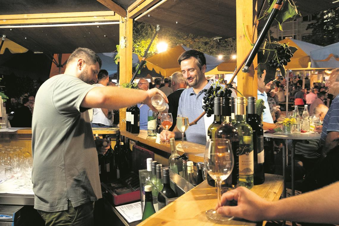 Gute Gespräche bei einem Glas Wein auf dem Adenauerplatz zeichneten das Weindorf aus und machten es zu einem beliebten Fest der Backnanger. Doch die 16. Auflage im Jahr 2019 wird wohl die letzte gewesen sein. Archivfoto: Jörg Fiedler