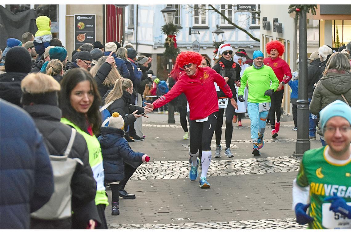 Gute Laune in Backnangs Innenstadt. Silvesterlauf 2024 in Backnang. SP