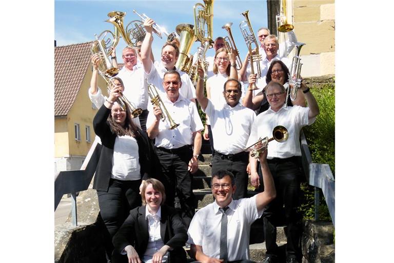 Gute Laune und eine positive Stimmung gehören beim Posaunenchor Kleinaspach zum Handwerkszeug, hier auf der Treppe neben der Nikolauskirche. Foto: Posaunenchor Kleinaspach