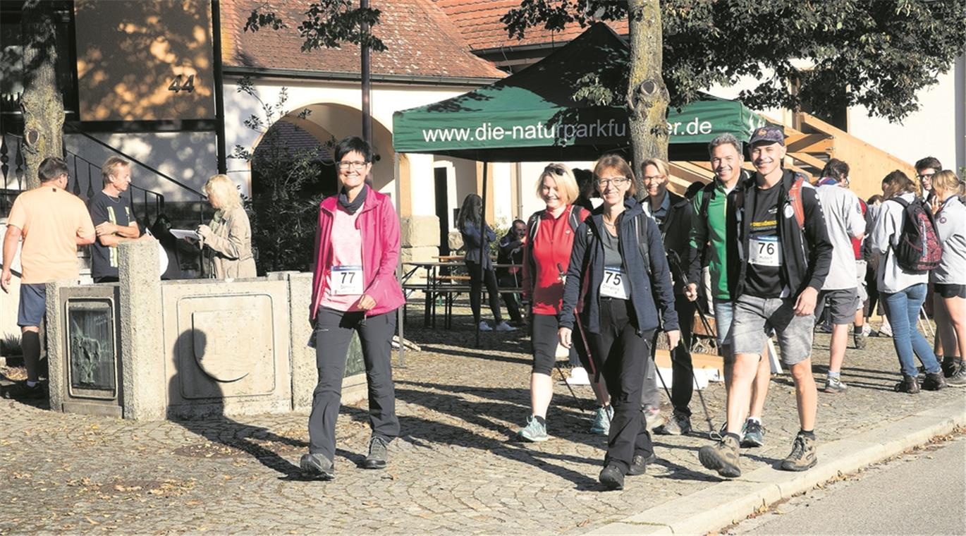 Tour de Landschaft auf gut Schwäbisch Guter Dinge: Die Teilnehmer des Wander-Marathons begeben sich in Oberrot auf die Strecke. Die Route ist mit 1200 Wegweisern ausgeschildert.