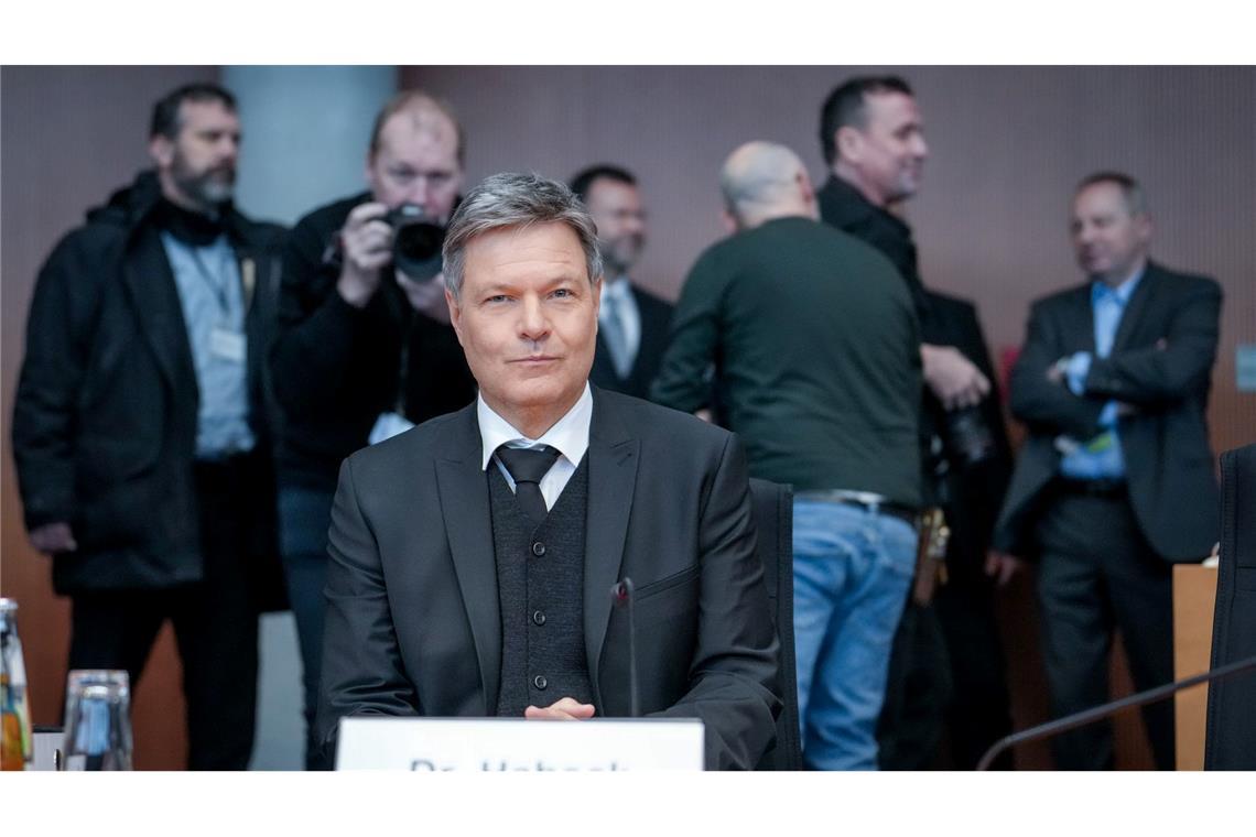 Habeck kontert Vorwürfe zum Atomausstieg Habeck gab sich im Ausschuss kämpferisch.